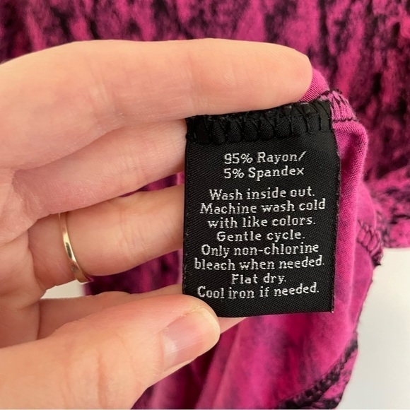 ROCK & REPUBLIC Pink Black Snakeskin Snake Animal Print V-Neck Short Sleeve Tee - Picture 8 of 11